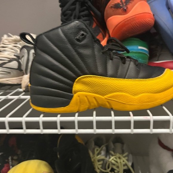 Jordan Kids Sneakers Black and Gold - Picture 1 of 4